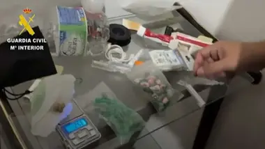 Diferentes drogas en bolsitas encontradas por la Guardia Civil.