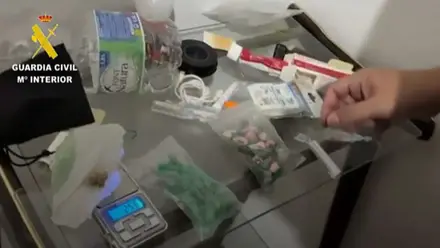 Diferentes drogas en bolsitas encontradas por la Guardia Civil.