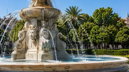 Fuente echando chorros de agua, denota la calor del verano.