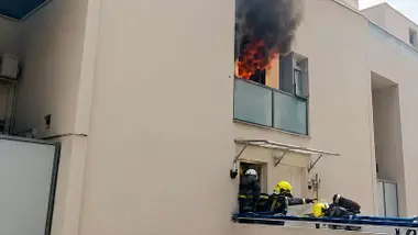 Bomberos subiendo a sofocar las llamas de un incendio en Palmete.