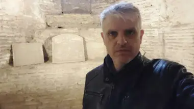 El autor junto a unas lápidas en la cripta de San Luis de los Franceses.
