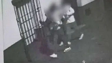 Grupo de jóvenes agresores en una imagen captada por una cámara de seguridad.