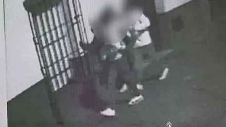Grupo de jóvenes agresores en una imagen captada por una cámara de seguridad.