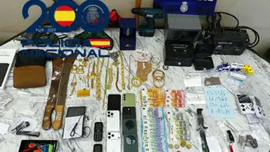 Mesa de la Policía Nacional donde se exponen joyas, dinero y otros elementos.