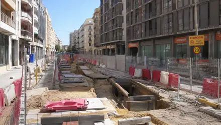 Calle Imagen de Sevilla levantada por las obras.