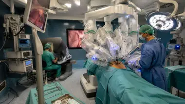 Quirófano en el que está operando un robot da Vinci.