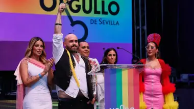 Cinco artistas, de forma coral, en el discurso del Orgullo 2026 en Sevilla.