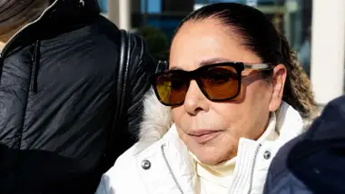 Isabel Pantoja con un plumas blanco.