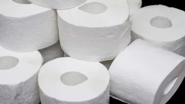 Rollos blancos, apilados, de papel higiénico.