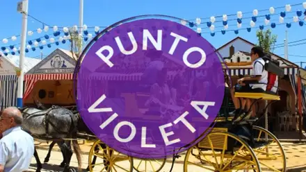 Paseo de caballos de la Feria de Alcalá y sobreimpresionado el Punto Violeta.