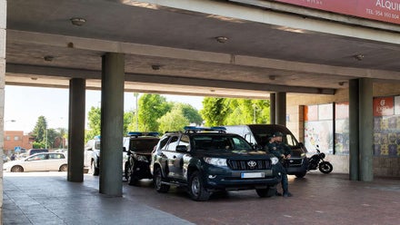 Distintos vehículos de la Guardia Civil en el sitio del registro. Son oscuros.