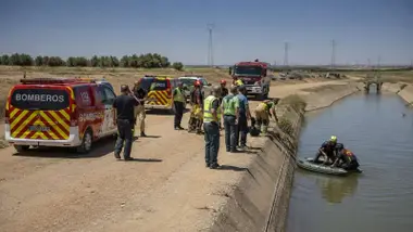Unidades de bomberos y barca en el Canal de los Presos en Brenes.