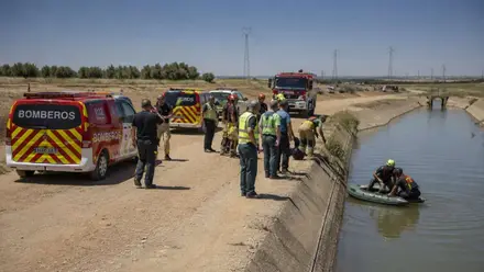 Unidades de bomberos y barca en el Canal de los Presos en Brenes.