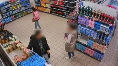 Dos mujeres robando en un supermercado captadas por las cámaras.