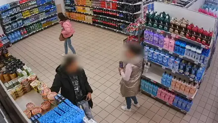 Dos mujeres robando en un supermercado captadas por las cámaras.