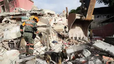 Bombero en tareas de rescate en escombros del terremoto de Venezuela.