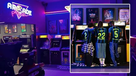 Salón de ArcadePlanet y personas con las nuevas camisetas del Betis en azul y negro.
