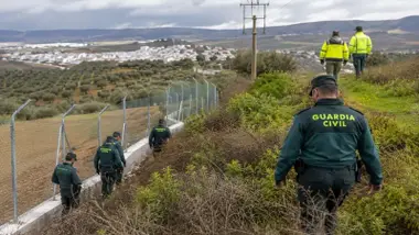 Rastreo del terreno en un monte escarpado por parte de la Guardia Civil.