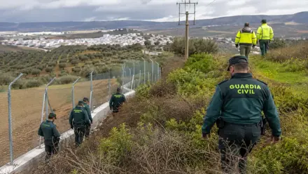 Rastreo del terreno en un monte escarpado por parte de la Guardia Civil.