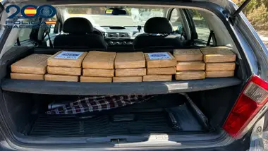 Paquetes de droga en la bandeja trasera de un coche caleteado.