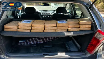 Paquetes de droga en la bandeja trasera de un coche caleteado.