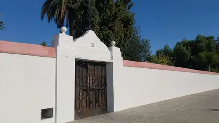 Muro encalado y arreglado del Cementerio de los Ingleses.