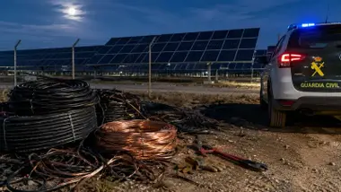 Vehículo de la Guardia Civil junto a una instalación solar y rollos de cobre robado.