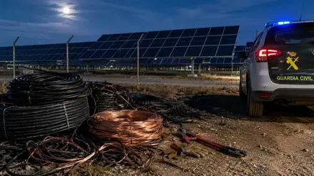 Vehículo de la Guardia Civil junto a una instalación solar y rollos de cobre robado.
