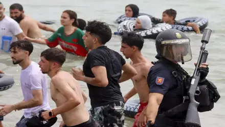 Ilegales en una playa de Ceuta ante la mirada y escaso control de la Policía Nacional.