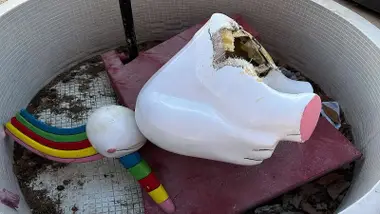 La estatua de Curro tirada en una arqueta.
