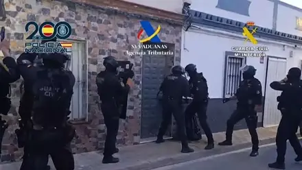 Agentes de la Policía Nacional entrando en una de las viviendas.