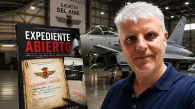 El autor con su libro y un Eurofighter de fondo en un hangar.