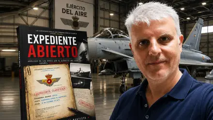 El autor con su libro y un Eurofighter de fondo en un hangar.