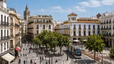 MetroCentro pasando por un entorno de obras en Sevilla.
