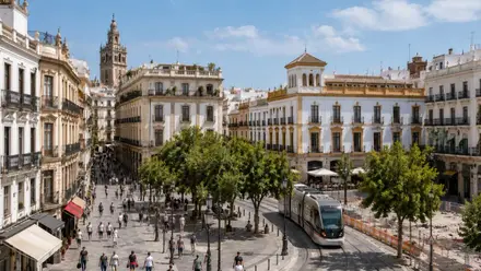 MetroCentro pasando por un entorno de obras en Sevilla.