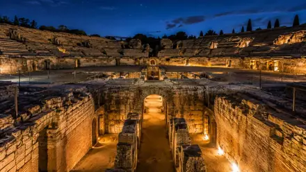 Anfiteatro de Itálica iluminado por la noche.