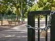 Cierran un parque de Sevilla tras encontrar salchichas con agujas: la advertencia a quienes pasean con perros