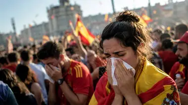 Muchas personas congregadas celebrando la victoria de España.