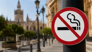 Cartel de prohibido fumar en los espacios públicos de Sevilla.