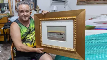 La persona que cogió el cuadro junto con el mismo.