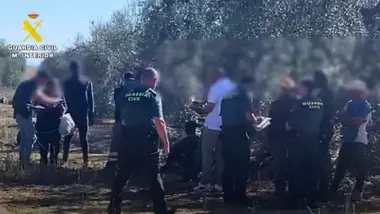 Agentes de la Guardia Civil requieren la documentación a los trabajadores en una finca.
