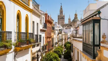Vista de un barrio de Sevilla y, al fondo, la Giralda.