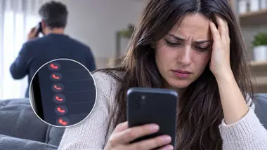Mujer con un móvil siendo acosada, con muchas llamadas.