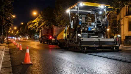 Máquina asfaltando un tramo de calle en Sevilla de noche.