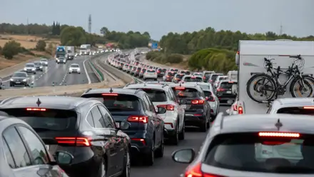 Gran atasco de coches en la AP-4 entre Sevilla y Cádiz.