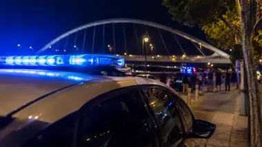 Patrulla de la Policía Nacional en el puente de la Barqueta.