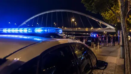 Patrulla de la Policía Nacional en el puente de la Barqueta.