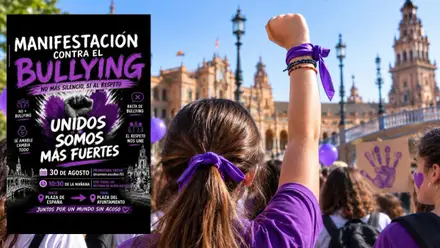 Personas con ropa y prendas moradas manifestándose contra el bullying en la Plaza de España de Sevilla.