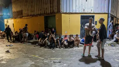 Muchas personas que han entrado ilegalmente en Ceuta en las calles.