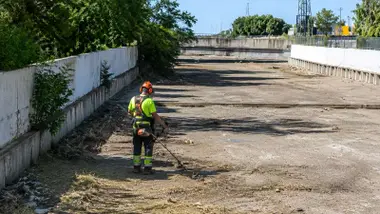 Operario desbrozando en el Canal.